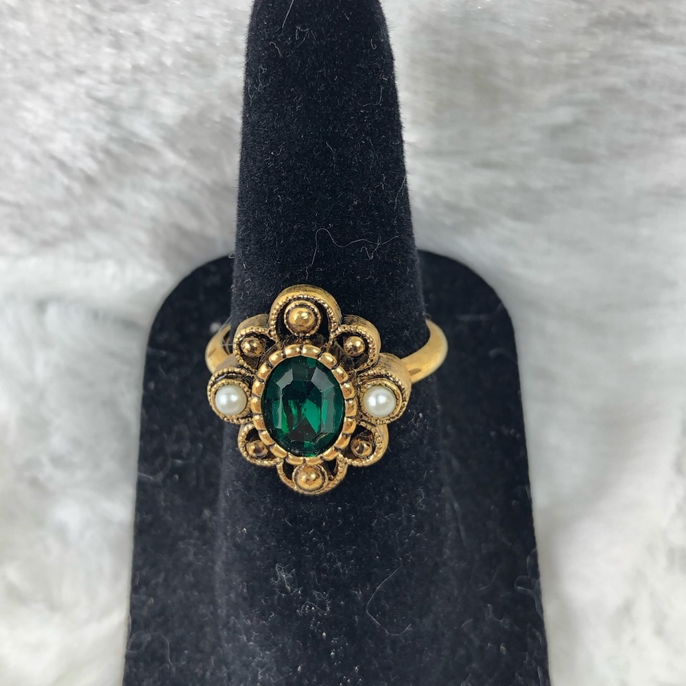 Avon Vintage goldtone ring w/ pearls & green stone
